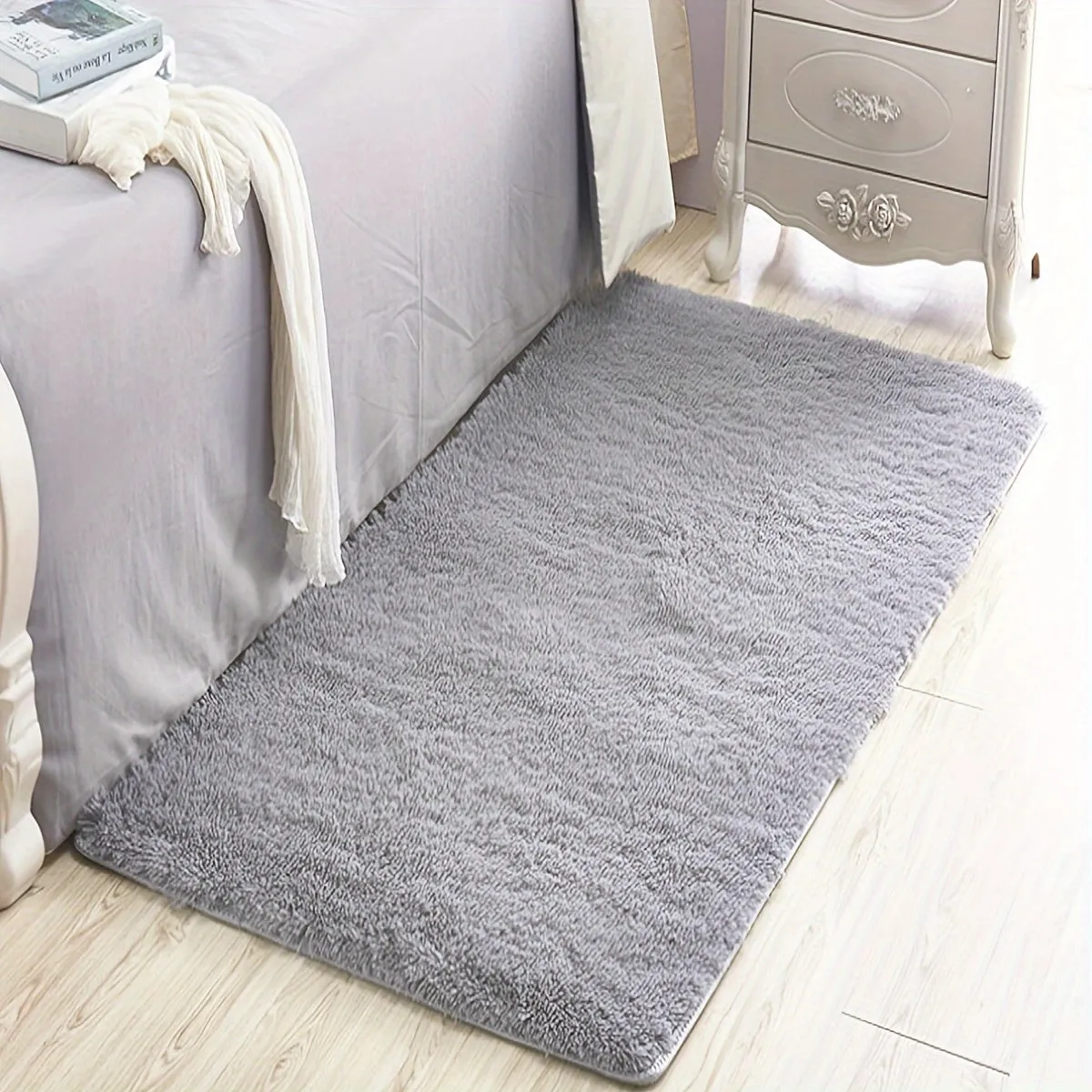 Luxury Nonslip Fluffy Bedroom Rug with Stylish Design